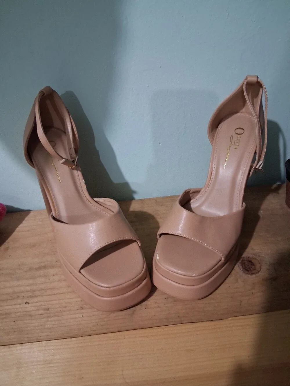 Olivia elevated platform